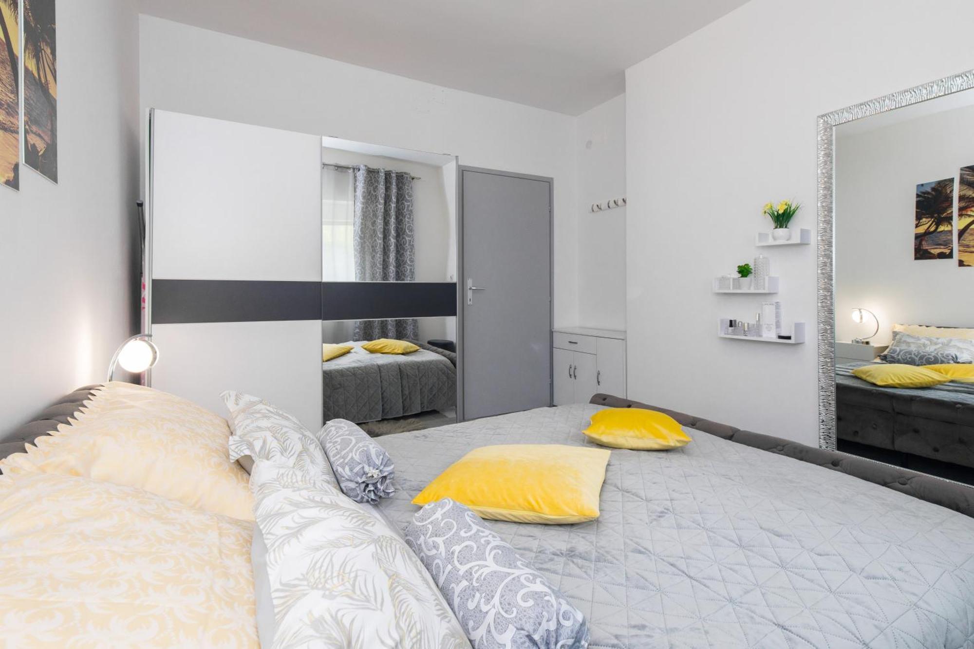 Apartment Tara With Seaview Крк Екстер'єр фото